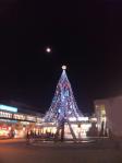 泉ヶ丘駅前の月とクリスマスツリー